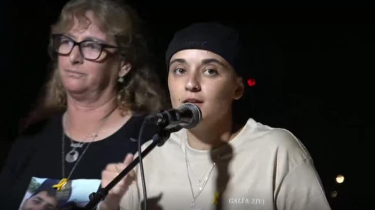 דמארי בעצרת למען החטופים בתחילת החודש (צילום: מאיר אבן חיים ) שורדת השבי אמילי דמארי בעצרת למען החטופים של קהילות הנגב המערבי בצומת שער הנגב