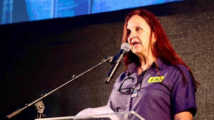 עו״ד דינה זילבר מדברת במחאה בכיכר הבימה על הכוונה של ממשלת ישראל להדיח את היועצת המשפטית לממשלה