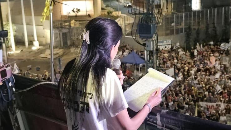 עינב צנגאוקר במחאה למען שחרור החטופים בדרך בגין, תל אביב