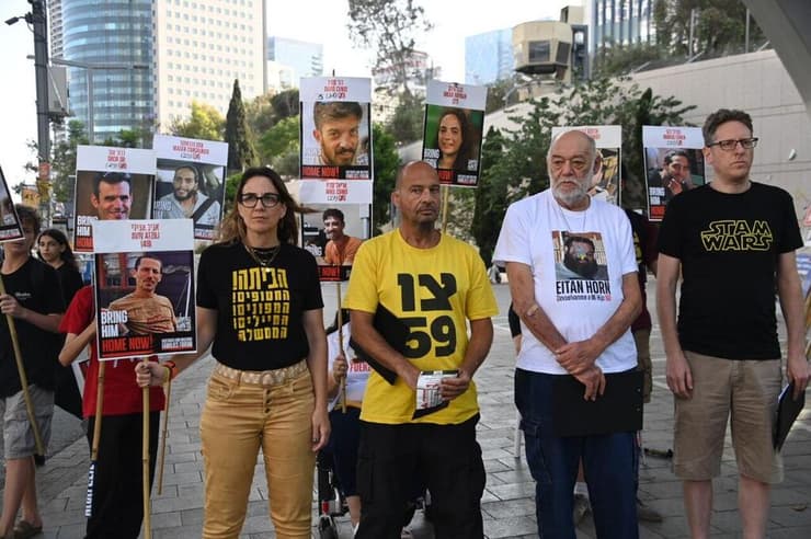 שי מוזס ואיציק הורן בהצהרת משפחות חטופים בשער בגין בתך אביב