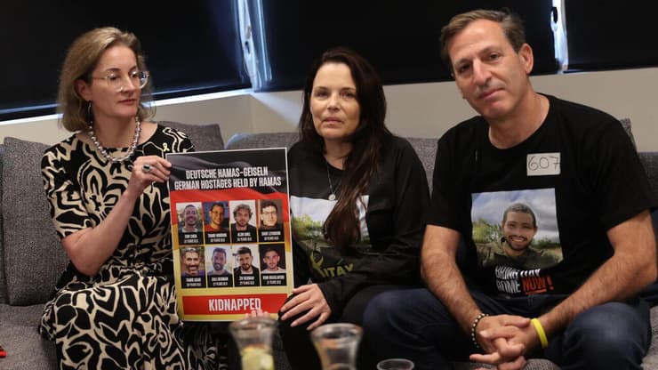 קרולינה פרייסלר יחד עם רובי וחגית חן, הוריו של איתי חן ז"ל