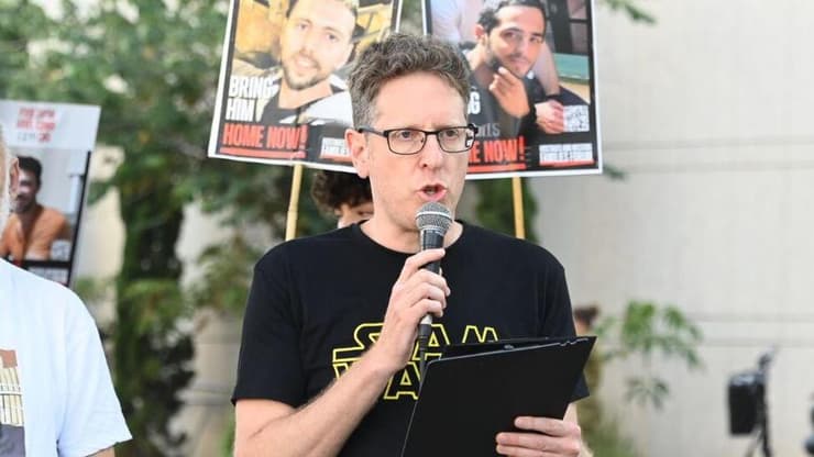 שי מוזס ואיציק הורן בהצהרת משפחות חטופים בשער בגין בתך אביב