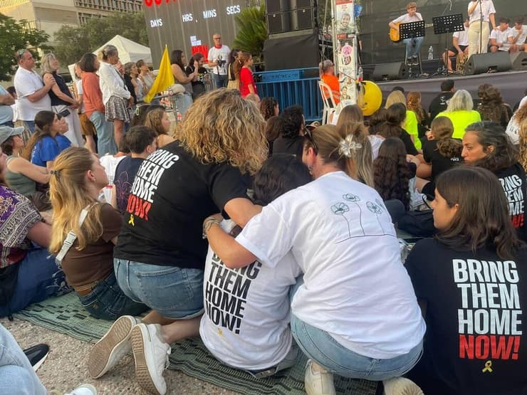 המשפחות בקהל בזמן העצרת בכיכר החטופים (צילום: ליהיא גורדון ) עצרת "הקול שלנו" של בני הנוער מקיבוץ בארי בכיכר החטופים