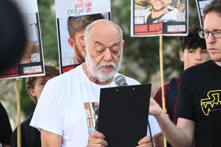 שי מוזס ואיציק הורן בהצהרת משפחות חטופים בשער בגין בתך אביב