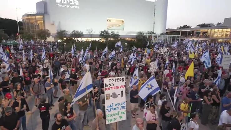 מחאה בכיכר הבימה כנגד התנהלות הממשלה