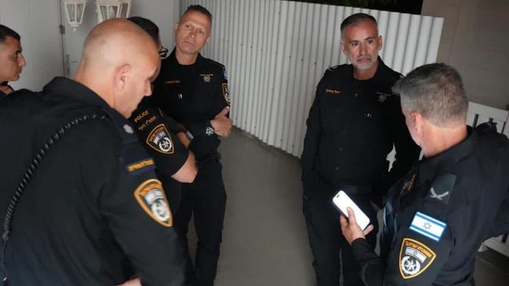 שוטרי מחוז חוף בזירת הרצח בנהריה, בן רצח את אמו בת ה 67 בדקירות סכין