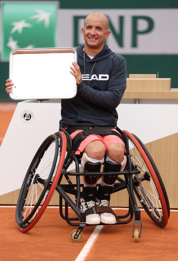 טניסאי הקוואד הישראלי גיא ששון לאחר הזכייה ברולאן גארוס