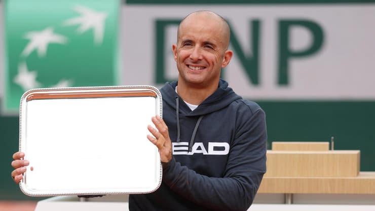 זכייה שנייה ברציפות ברולאן גארוס. גיא ששון (Adam Pretty/Getty Images) טניסאי הקוואד הישראלי גיא ששון לאחר הזכייה ברולאן גארוס