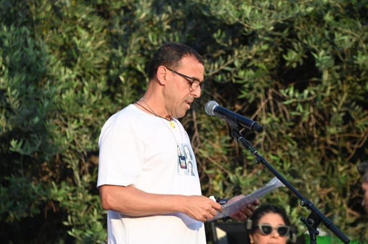 "תנוחו בשלום, יקרות שלנו. תהיו לנו תמיד מגדלור" (צילום: יאיר שגיא) אלי שרעבי בעצרת "הקול שלנו" של בני הנוער מקיבוץ בארי בכיכר החטופים