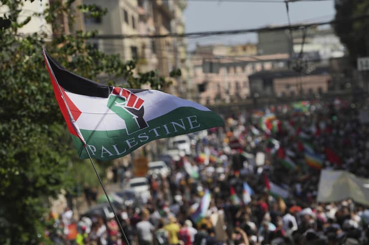 הפגנה פרו-פלסטינית ברומא (צילום: AP/Alessandra Tarantino) הפגנה פרו-פלסטינית ברומא