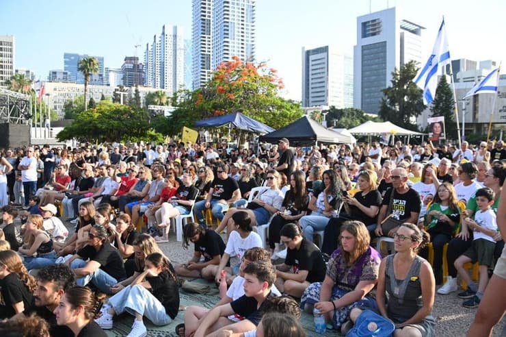 העצרת בכיכר החטופים, אחר הצהריים (צילום: יאיר שגיא) עצרת "הקול שלנו" של בני הנוער מקיבוץ בארי בכיכר החטופים