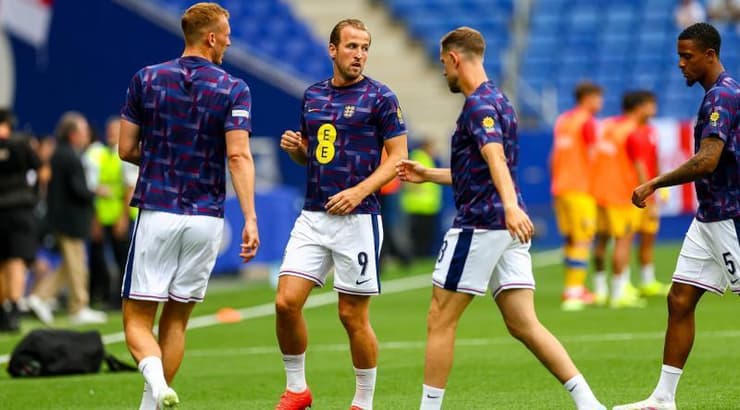 הארי קיין ושחקני נבחרת אנגליה מתחממים (IMAGO) הארי קיין ושחקני נבחרת אנגליה מתחממים