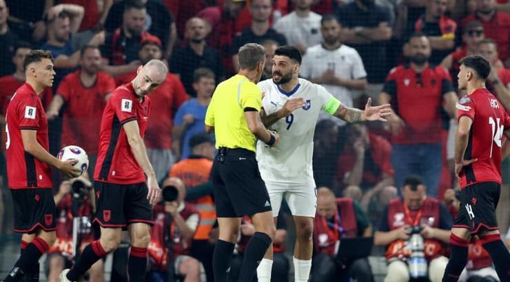 אלכסנדר מיטרוביץ' מתווכח עם השופט