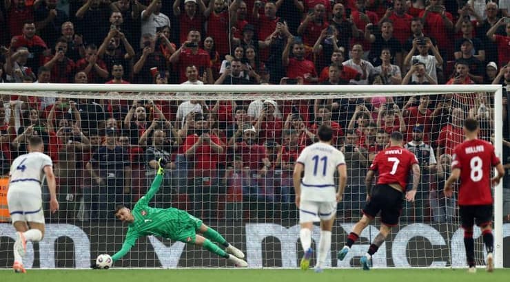 ג'ורג'ה פטרוביץ' הודף את הפנדל של ריי מנאי