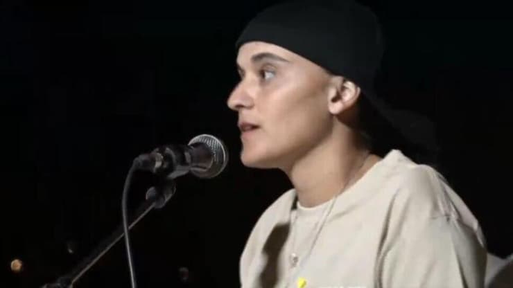 אמילי דמארי (צילום: מאיר אבן חיים ) שורדת השבי אמילי דמארי בעצרת למען החטופים של קהילות הנגב המערבי בצומת שער הנגב