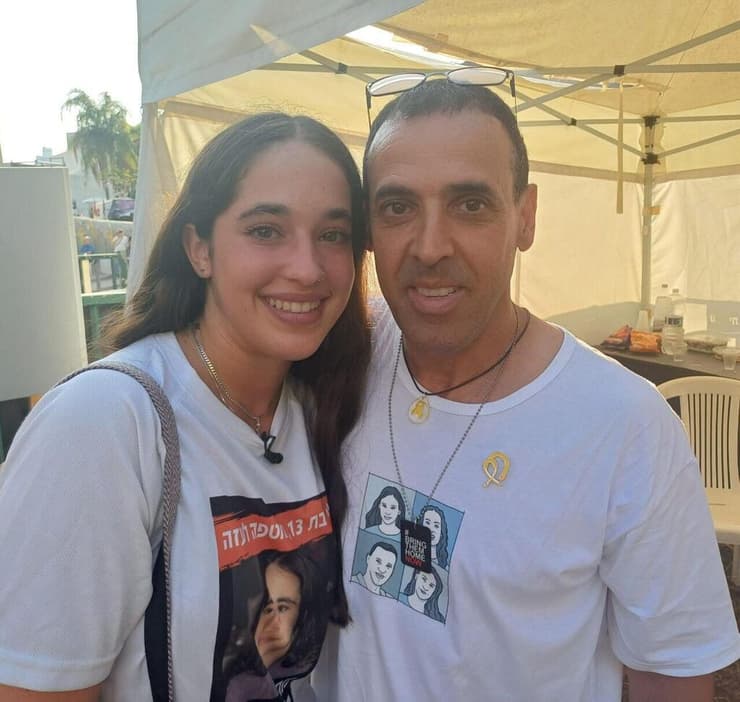 אלי ושורדת השבי גלי טרשצ'נסקי בעצרת (צילום: דוברות קיבוץ בארי) שורדי השבי, אלי שרעבי וגלי טרשצ'נסקי בעצרת "הקול שלנו" - בני הנוער מקיבוץ בארי מנציחים את החברים, כיכר החטופים ת"א