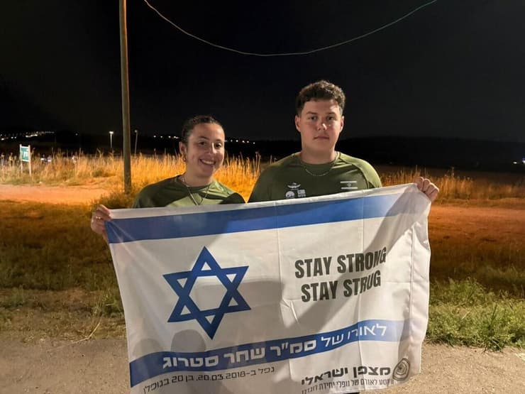 נועם גילדוני וזיו מוטעי משבט "צופי גבעתיים" במהלך המסע. "הזדמנות להתחבר לסיפורים האישיים של הלוחמים, וללמוד מדרכם" (צילום: מאיה ויניג) נועם גילדוני וזיו מוטעי