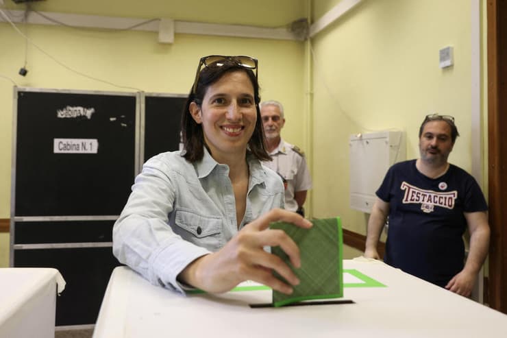 אלי שליין בקלפי ברומא (צילום: רויטרס/REUTERS/Matteo Minnella) אלי שליין מנהיגת המפלגה הדמוקרטית ב איטליה הצבעה במשאל עם על הקלה במתן אזרחות ל מהגרים