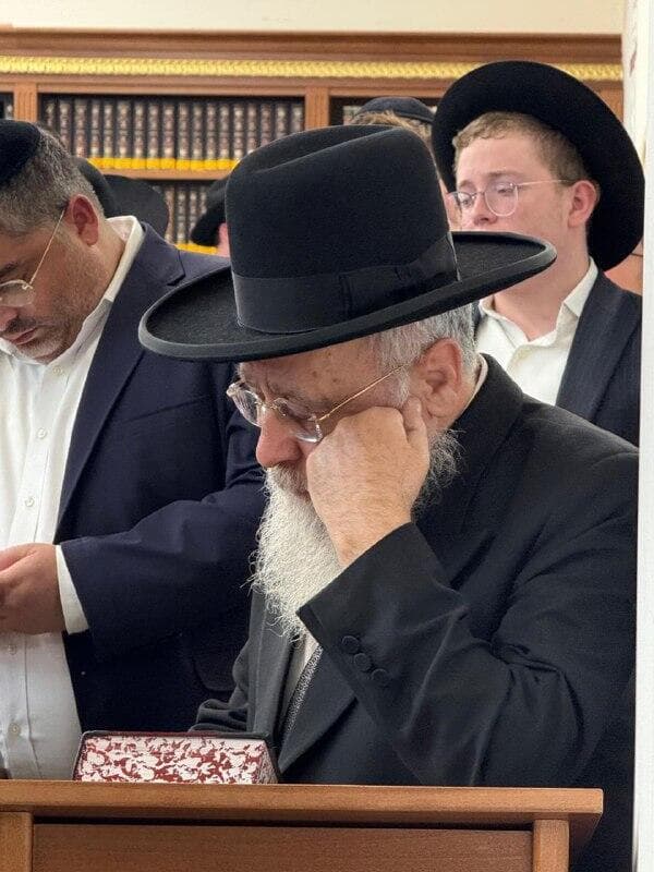 הרב יצחק יוסף בבית הכנסת