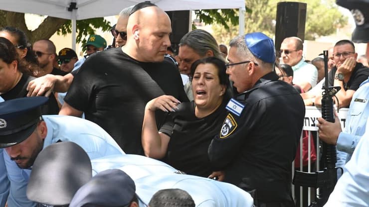 ״עמוד התווך של המשפחה״ (צילום: הרצל יוסף) הלוויתו של מתנדב המשטרה אבישי יצחק טוויל