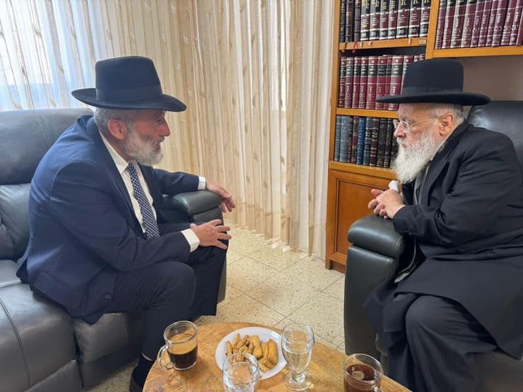 הרב יצחק יוסף בפגישה עם דרעי בביתו