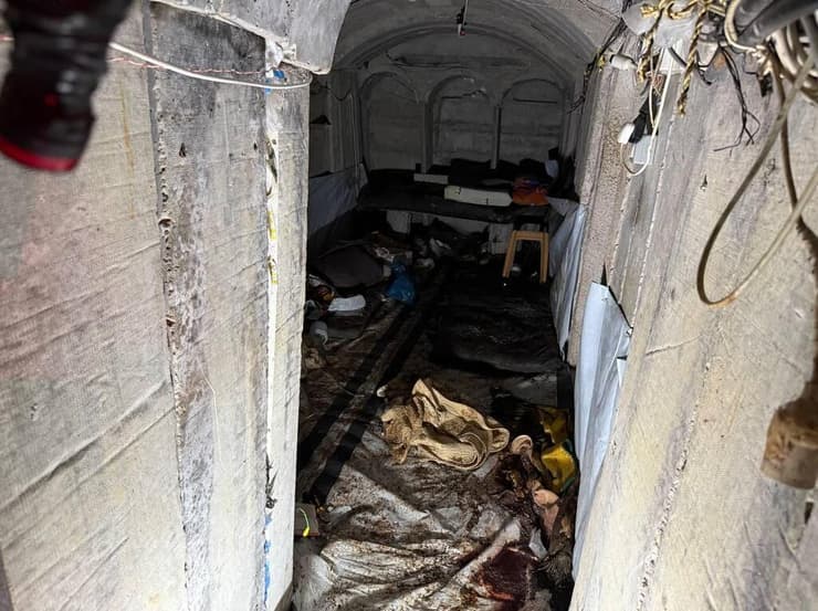 הכתב רוני גרין שאולוב בבית החולים האירופי בחאן יונס ברצועת עזה