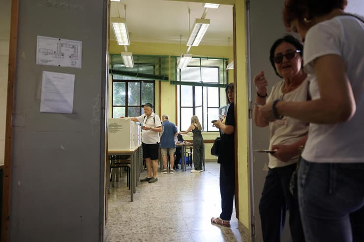 מצביעים היום ברומא (צילום: רויטרס/REUTERS/Matteo Minnella) מצביעים במשאל עם ב איטליה על הקלה במתן אזרחות ל מהגרים