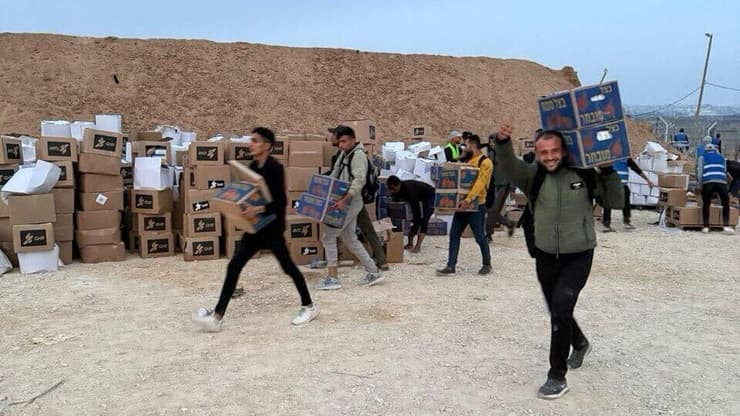 שימורי שעועית נזרקים, דרישה לעוד קמח. עזתים במרכז חלוקה (צילום: GHF) חלוקת סיוע הומניטרי ברצועת עזה על ידי GHF