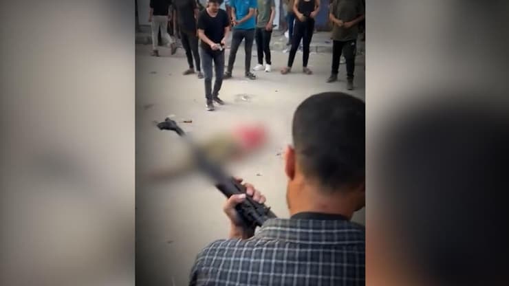  תיעוד של הוצאה אכזרית להורג בלב כיכר עזה של תושב עזתי ע״י פעילי חמאס