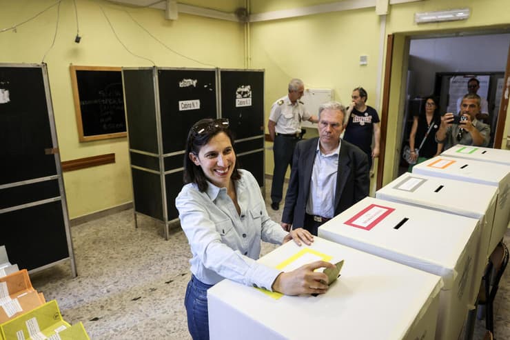 צילום: רויטרס/REUTERS/Matteo Minnella אלי שליין מנהיגת המפלגה הדמוקרטית ב איטליה הצבעה במשאל עם על הקלה במתן אזרחות ל מהגרים