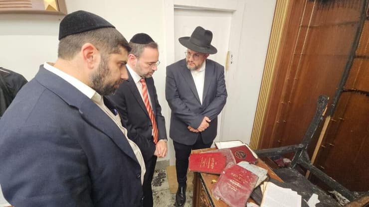 השר אריאל בוסו בבית הכנסת שהוצת