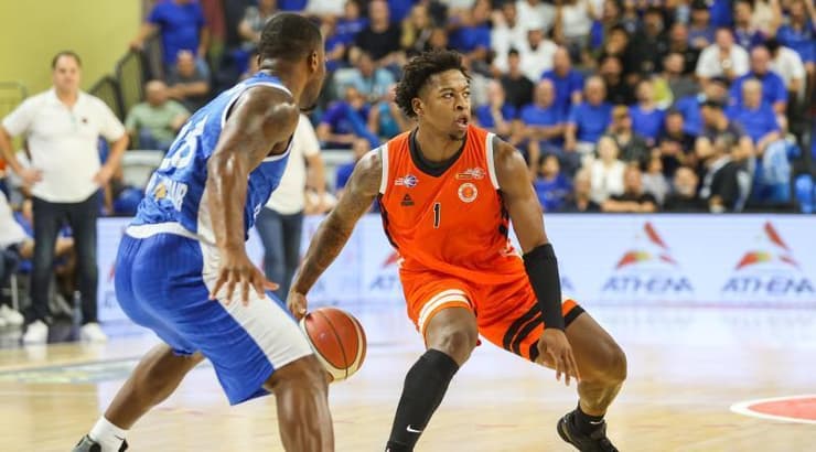 קווה גרנט עם הכדור (שחר גרוס) קווה גרנט עם הכדור