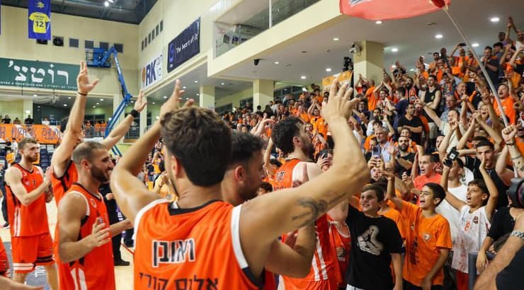 מכבי ראשון לציון בטירוף בסיום (שחר גרוס) מכבי ראשון לציון בטירוף בסיום