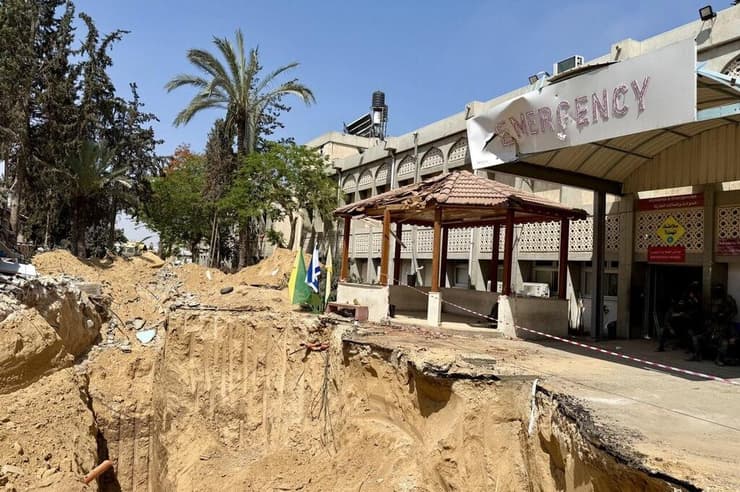 הכתב רוני גרין שאולוב בבית החולים האירופי בחאן יונס ברצועת עזה