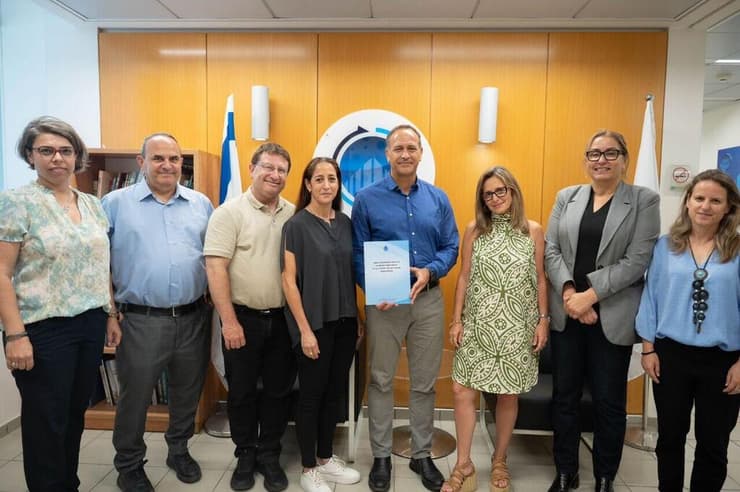 הוועדה להכרה בקשר בין פוסט-טראומה למחלות. מימין לשמאל: עו"ד שרון צימרין, ד"ר הגר מזרחי ראש חטיבת הרפואה במשרד הבריאות, סמנכ"ל וראש אגף השיקום לימור לוריא, סמנכ"ל וראש אגף התכנון במשרד הביטחון איתמר גרף, השופטת (בדימוס) אל"מ (מיל') מאיה הלר, פרופ' נדב דוידוביץ', פרופ' הווארד עמיטל, ד"ר אורית קרני-רחקוביץ'