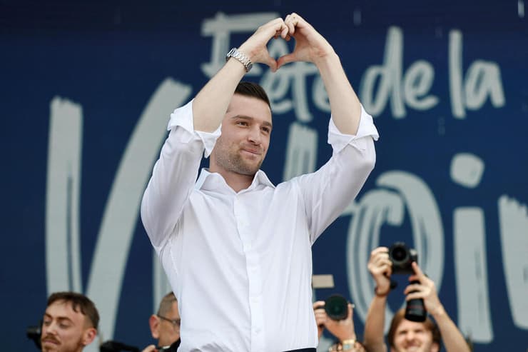 ה"יורש" ז'ורדן ברדלה, שנאם גם הוא בכנס בצרפת (צילום: REUTERS/Benoit Tessier) ז'ורדן ברדלה בכנס של הימין הקיצוני ב צרפת