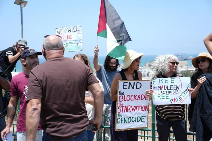 הפגנה נגד המעצר של המשט, מחוץ לנמל אשדוד