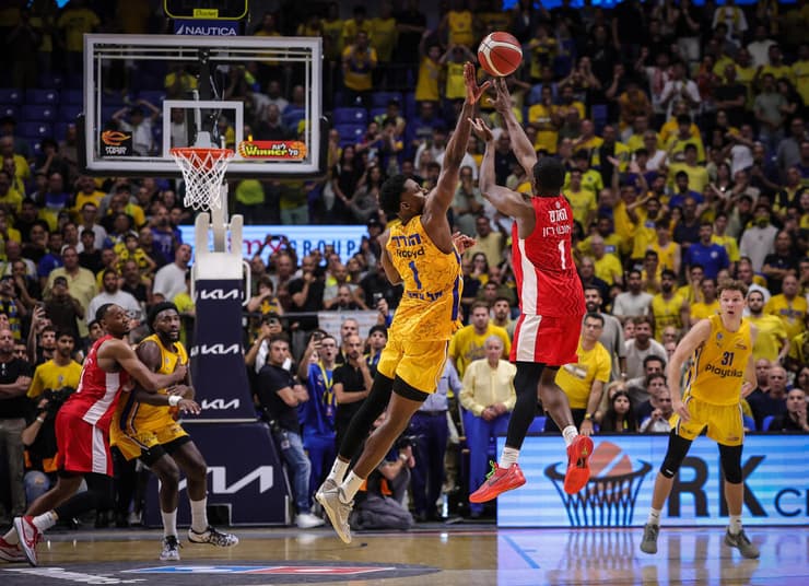 הארפר והשלשה שלא נכנסה בשניות הסיום (צילום: עוז מועלם) שחקן הפועל ירושלים ג'ארד הארפר מול שחקן מכבי ת"א ג'יילן הורד