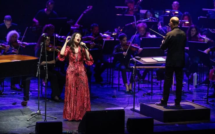 "העיקר זה המפגש בין המילים למוזיקה". רועי אופנהיים ואיה כורם. מתוך המופע המשותף של יוני רכטר ותזמורת המהפכה (צילום: משה צ'יטיאת) מתוך המופע המשותף של יוני רכטר ותזמורת המהפכה