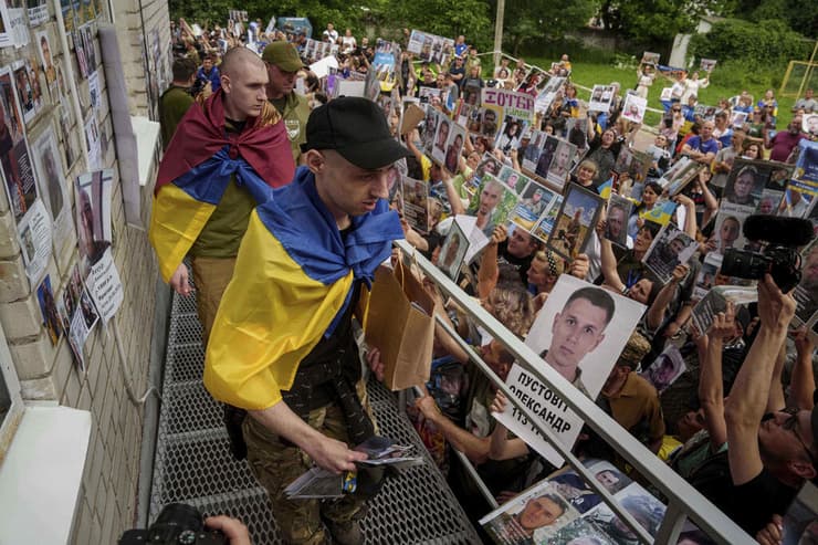 שבויי מלחמה של אוקראינה מתקבלים במחוז צ'רניהיב אחרי שחרור במסגרת עסקת שבויים עם רוסיה