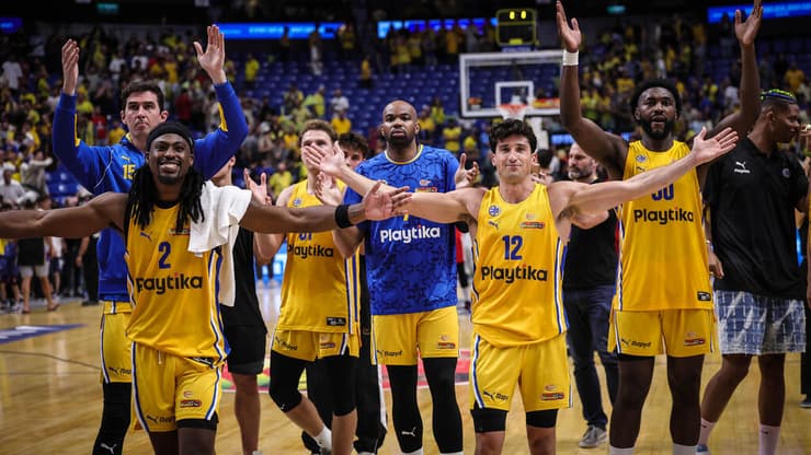 שחקני מכבי ת"א חוגגים