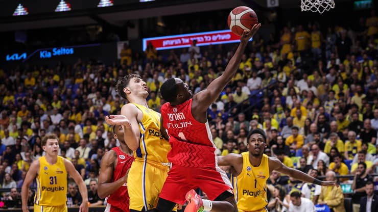 שחקן הפועל ירושלים ג'ארד הארפר מול שחקן מכבי ת"א רומן סורקין (צילום: עוז מועלם) שחקן הפועל ירושלים ג'ארד הארפר מול שחקן מכבי ת"א רומן סורקין