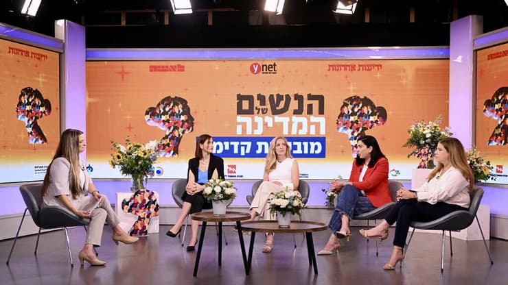 משמאל לימין: מנחת הפאנל הילה ציאון, מור פפקין, מאיה שוורץ, נטלי זיו, מור חלוץ (צילום: קובי קואנקס) ועידת הנשים של המדינה