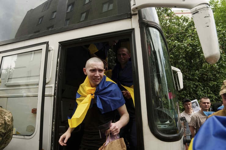 שבויי מלחמה של אוקראינה מתקבלים במחוז צ'רניהיב אחרי שחרור במסגרת עסקת שבויים עם רוסיה