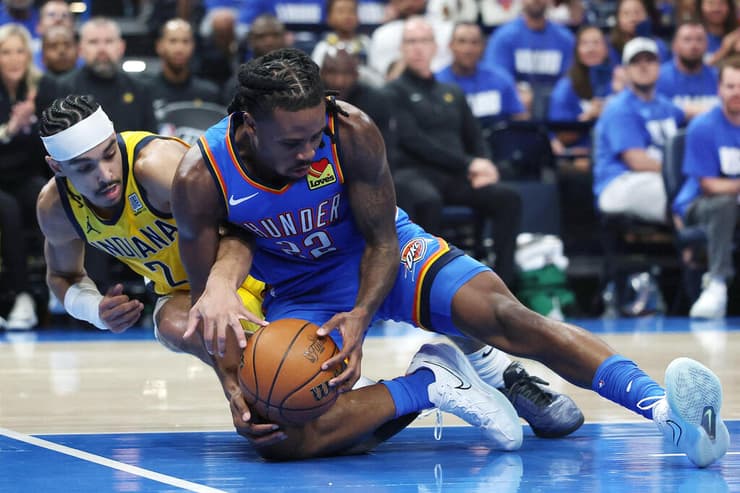 קייסון וולאס נאבק על כדור