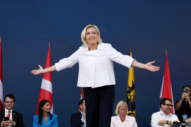 הורשעה בשחיתות, ולא בטוח שתוכל להתמודד שוב לנשיאות. לה פן (צילום: REUTERS/Benoit Tessier) מרין לה פן בכנס של הימין הקיצוני ב צרפת