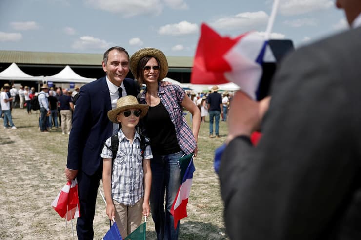 "פטריוטים למען אירופה". צילום משפחתי בכינוס היום ליד פריז (צילום: REUTERS/Benoit Tessier) כנס של הימין הקיצוני בצרפת