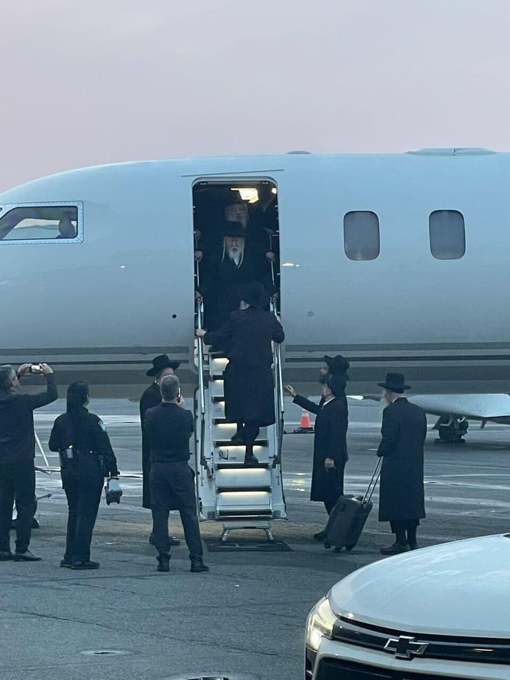 האדמו"ר מגור יוצא מהמטוס