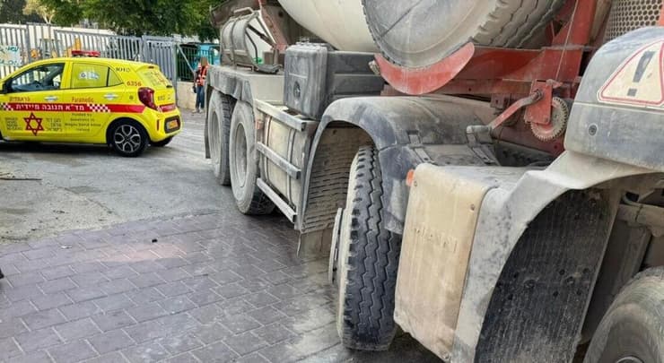 זירת התאונה (צילום: תיעוד מבצעי מד"א) הולכת רגל נפגעה ממשאית ברחוב בלפור באשדוד