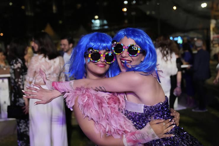 חוגגות מבלות באירוע להשקת עונת התיירות של לבנון, במלון סנט ג'ורג' בביירות, לבנון. (צילום: AP Photo/Hussein Malla) חוגגות מבלות באירוע להשקת עונת התיירות של לבנון, במלון סנט ג'ורג' בביירות, לבנון.